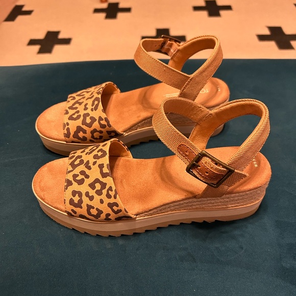 TOMS leopard print platform sandal - Picture 2 of 5